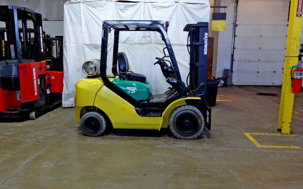 2011 Komatsu FG25T-16 Forklift on Sale in Texas